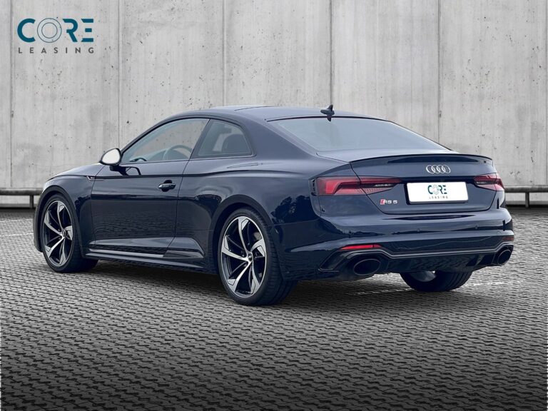 Mørkblåmetal Audi RS5 TFSi Coupé quattro Tiptr. fra 2017 parkeret foran en betonmur. CORE Leasing A/S er eksperter i Audi leasing.