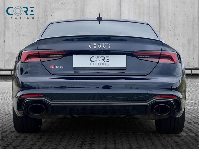 Mørkblåmetal Audi RS5 TFSi Coupé quattro Tiptr. fra 2017 parkeret foran en betonmur. CORE Leasing A/S er eksperter i Audi leasing.