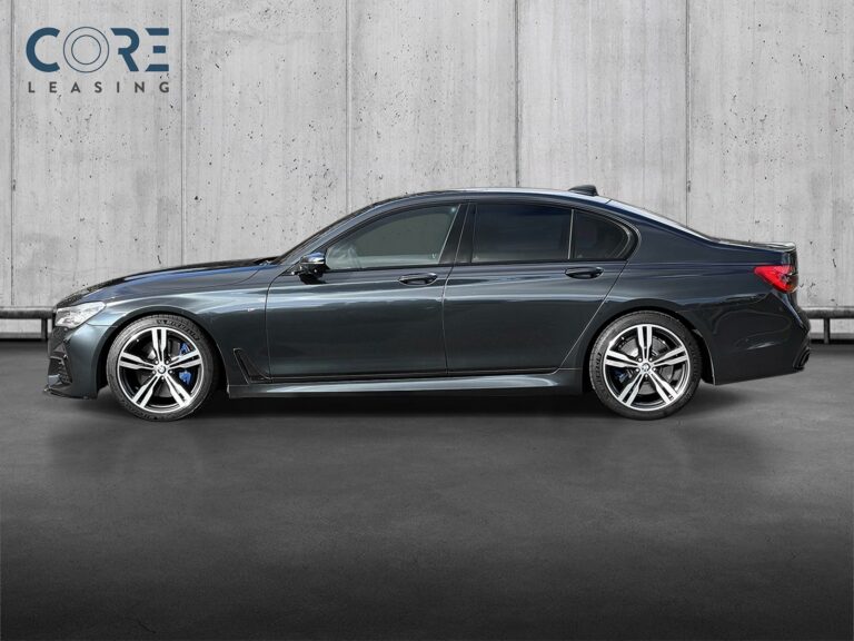 Sortmetal BMW 740i M-Sport aut. fra 2018 parkeret foran en betonmur. CORE Leasing A/S er eksperter i BMW leasing.