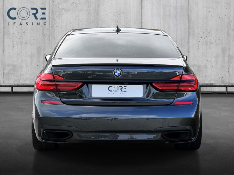Sortmetal BMW 740i M-Sport aut. fra 2018 parkeret foran en betonmur. CORE Leasing A/S er eksperter i BMW leasing.