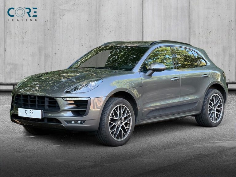 Gråmetal Porsche Macan S D PDK fra 2015 parkeret foran en betonmur. CORE Leasing A/S er eksperter i Porsche leasing.