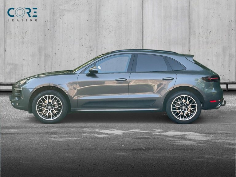 Gråmetal Porsche Macan S D PDK fra 2015 parkeret foran en betonmur. CORE Leasing A/S er eksperter i Porsche leasing.