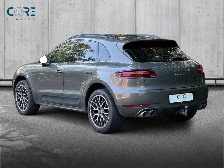 Gråmetal Porsche Macan S D PDK fra 2015 parkeret foran en betonmur. CORE Leasing A/S er eksperter i Porsche leasing.