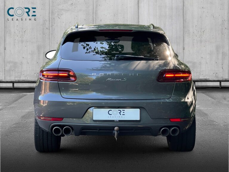 Gråmetal Porsche Macan S D PDK fra 2015 parkeret foran en betonmur. CORE Leasing A/S er eksperter i Porsche leasing.