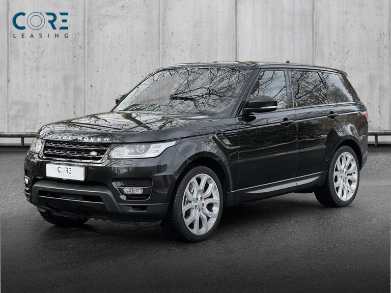 Sortmetal Land Rover Range Rover Sport SDV8 HSE Dynamic aut. fra 2014 parkeret foran en betonmur. CORE Leasing A/S er eksperter i Land Rover leasing.