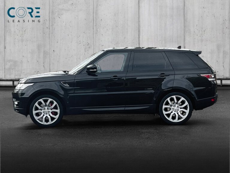 Sortmetal Land Rover Range Rover Sport SDV8 HSE Dynamic aut. fra 2014 parkeret foran en betonmur. CORE Leasing A/S er eksperter i Land Rover leasing.