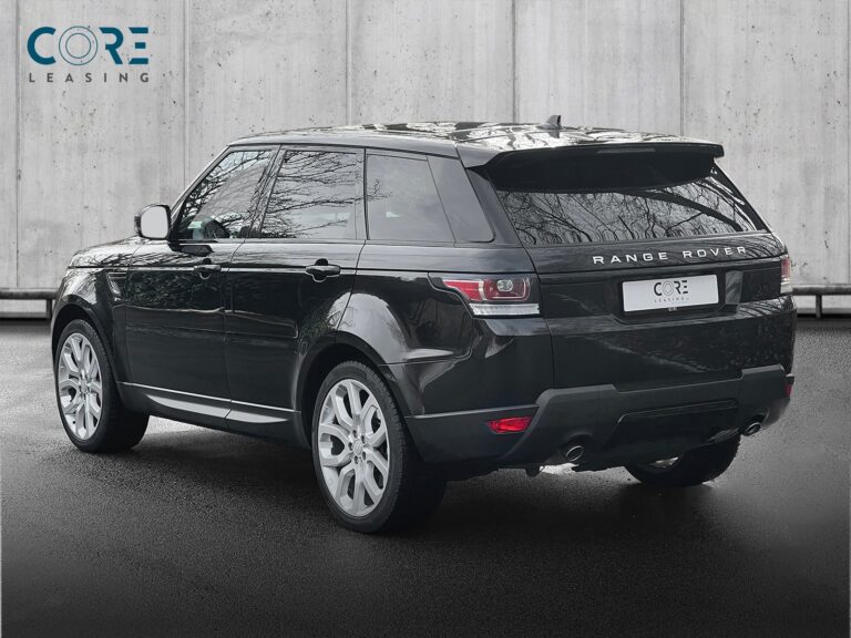Sortmetal Land Rover Range Rover Sport SDV8 HSE Dynamic aut. fra 2014 parkeret foran en betonmur. CORE Leasing A/S er eksperter i Land Rover leasing.