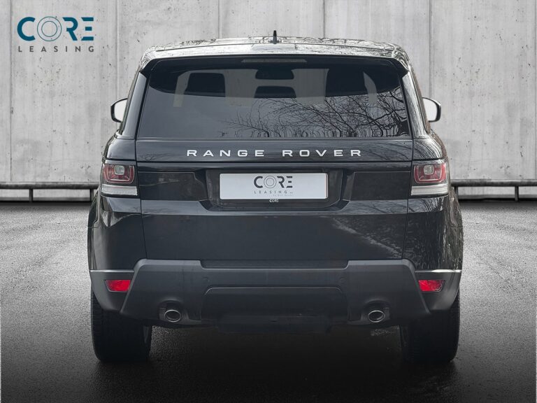 Sortmetal Land Rover Range Rover Sport SDV8 HSE Dynamic aut. fra 2014 parkeret foran en betonmur. CORE Leasing A/S er eksperter i Land Rover leasing.