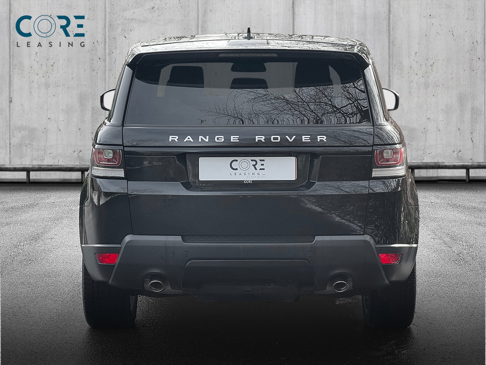 Sortmetal Land Rover Range Rover Sport SDV8 HSE Dynamic aut. fra 2014 parkeret foran en betonmur. CORE Leasing A/S er eksperter i Land Rover leasing.