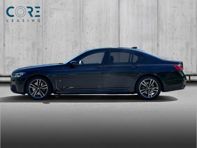 Sortmetal BMW 740d xDrive aut. fra 2019 parkeret foran en betonmur. CORE Leasing A/S er eksperter i BMW leasing.
