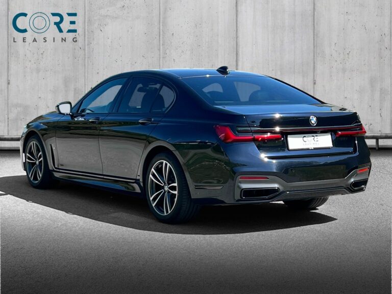 Sortmetal BMW 740d xDrive aut. fra 2019 parkeret foran en betonmur. CORE Leasing A/S er eksperter i BMW leasing.