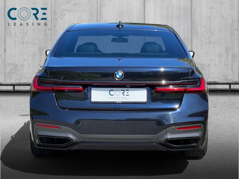 Sortmetal BMW 740d xDrive aut. fra 2019 parkeret foran en betonmur. CORE Leasing A/S er eksperter i BMW leasing.
