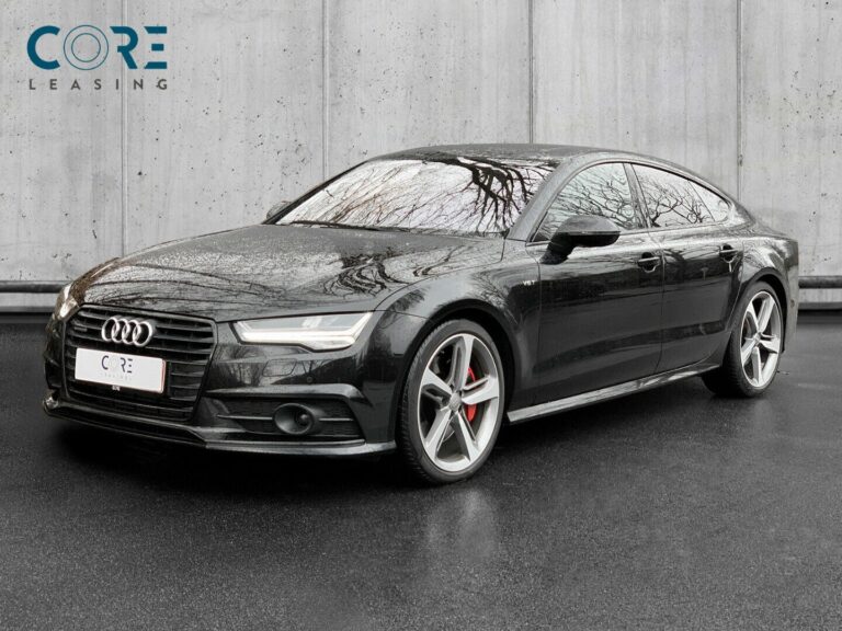 Sortmetal Audi A7 TDi 326 Sportback quattro Tiptr. fra 2017 parkeret foran en betonmur. CORE Leasing A/S er eksperter i Audi leasing.