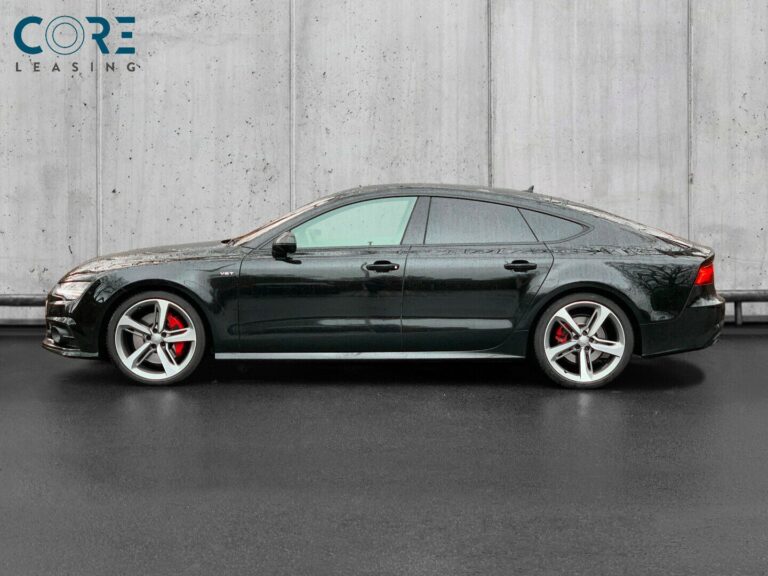 Sortmetal Audi A7 TDi 326 Sportback quattro Tiptr. fra 2017 parkeret foran en betonmur. CORE Leasing A/S er eksperter i Audi leasing.