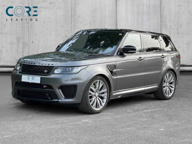 Gråmetal Land Rover Range Rover Sport SCV8 SVR aut. fra 2016 parkeret foran en betonmur. CORE Leasing A/S er eksperter i Land Rover leasing.