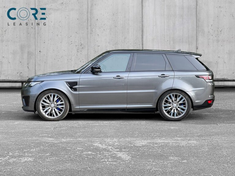 Gråmetal Land Rover Range Rover Sport SCV8 SVR aut. fra 2016 parkeret foran en betonmur. CORE Leasing A/S er eksperter i Land Rover leasing.