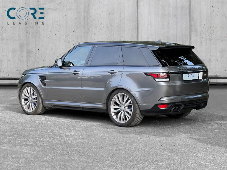 Gråmetal Land Rover Range Rover Sport SCV8 SVR aut. fra 2016 parkeret foran en betonmur. CORE Leasing A/S er eksperter i Land Rover leasing.