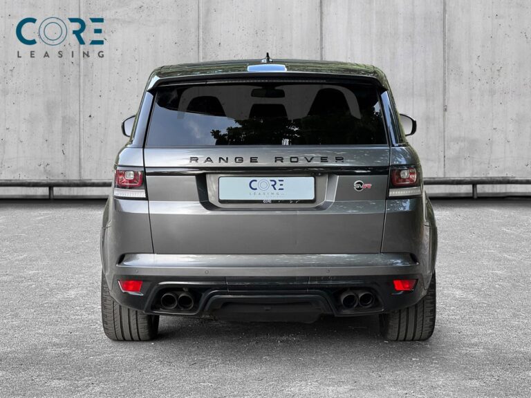 Gråmetal Land Rover Range Rover Sport SCV8 SVR aut. fra 2016 parkeret foran en betonmur. CORE Leasing A/S er eksperter i Land Rover leasing.