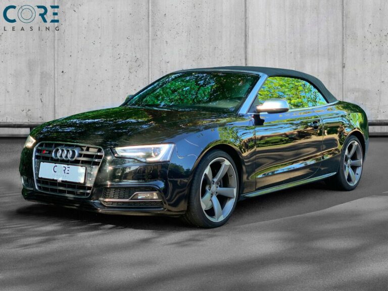 Sortmetal Audi S5 TFSi Cabriolet quattro S-tr. fra 2014 parkeret foran en betonmur. CORE Leasing A/S er eksperter i Audi leasing.