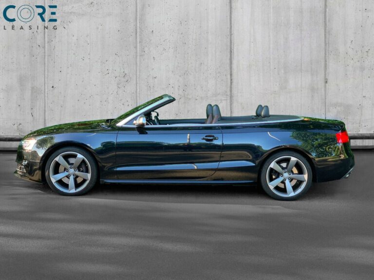 Sortmetal Audi S5 TFSi Cabriolet quattro S-tr. fra 2014 parkeret foran en betonmur. CORE Leasing A/S er eksperter i Audi leasing.