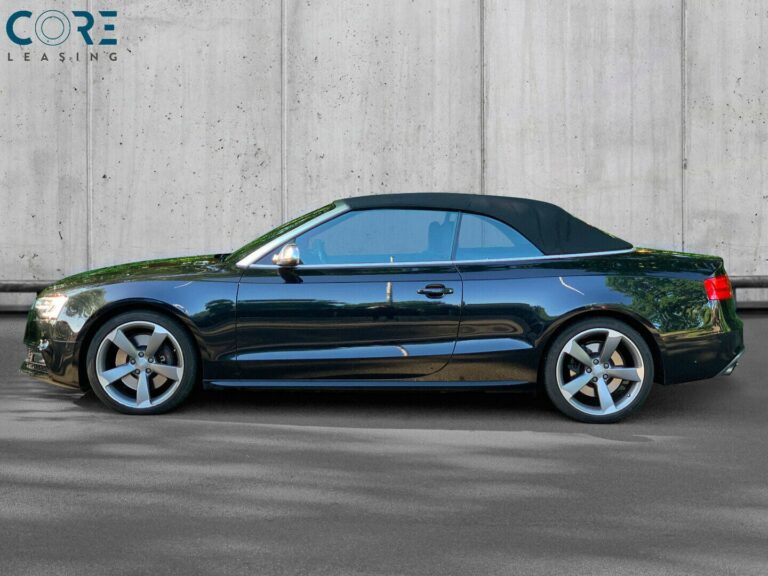 Sortmetal Audi S5 TFSi Cabriolet quattro S-tr. fra 2014 parkeret foran en betonmur. CORE Leasing A/S er eksperter i Audi leasing.