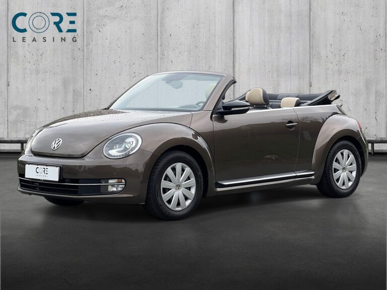 Brunmetal VW The Beetle TSi 150 Sport Cabriolet DSG fra 2015 parkeret foran en betonmur. CORE Leasing A/S er eksperter i VW leasing.