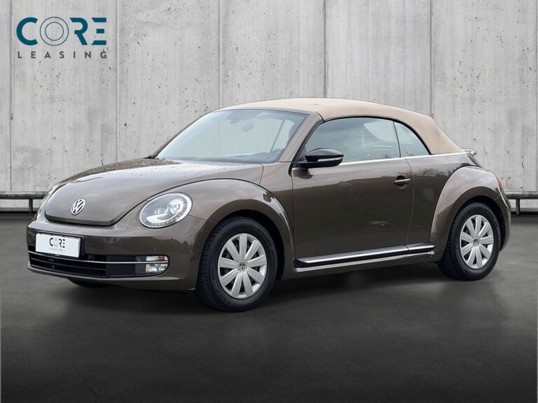 Brunmetal VW The Beetle TSi 150 Sport Cabriolet DSG fra 2015 parkeret foran en betonmur. CORE Leasing A/S er eksperter i VW leasing.