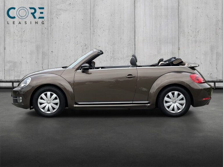 Brunmetal VW The Beetle TSi 150 Sport Cabriolet DSG fra 2015 parkeret foran en betonmur. CORE Leasing A/S er eksperter i VW leasing.