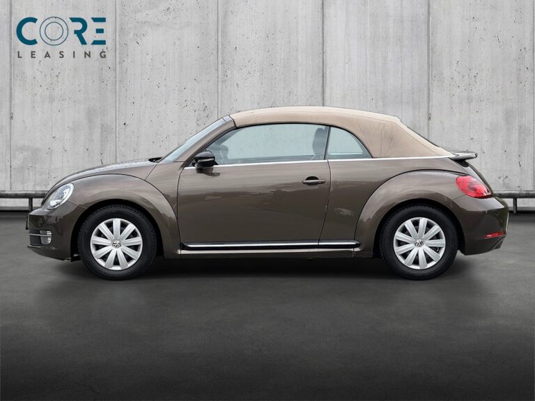 Brunmetal VW The Beetle TSi 150 Sport Cabriolet DSG fra 2015 parkeret foran en betonmur. CORE Leasing A/S er eksperter i VW leasing.
