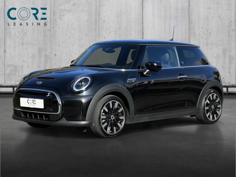 Sortmetal MINI Cooper SE Maximise fra 2022 parkeret foran en betonmur. CORE Leasing A/S er eksperter i MINI leasing.