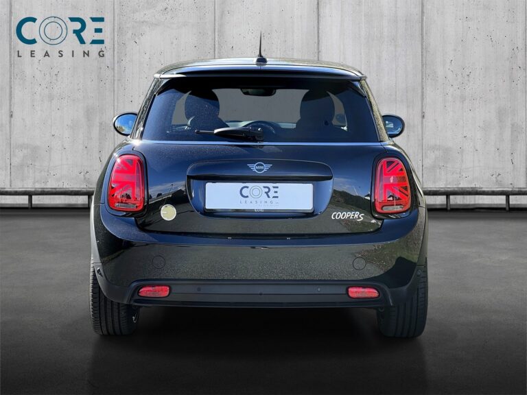 Sortmetal MINI Cooper SE Maximise fra 2022 parkeret foran en betonmur. CORE Leasing A/S er eksperter i MINI leasing.