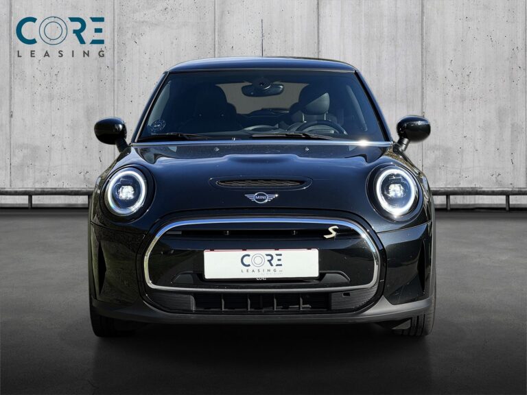 Sortmetal MINI Cooper SE Maximise fra 2022 parkeret foran en betonmur. CORE Leasing A/S er eksperter i MINI leasing.