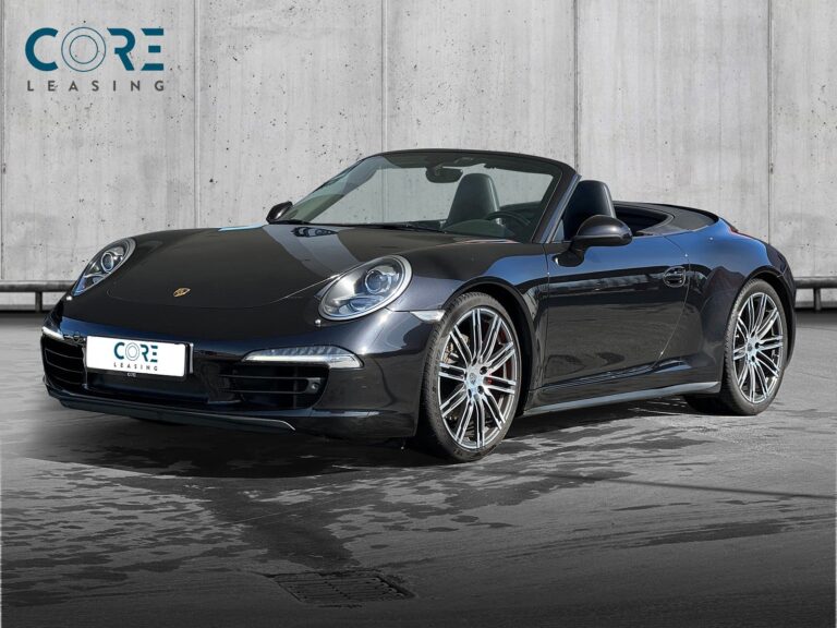 Sortmetal Porsche 911 Carrera 4S Cabriolet PDK fra 2013 parkeret foran en betonmur. CORE Leasing A/S er eksperter i Porsche leasing.