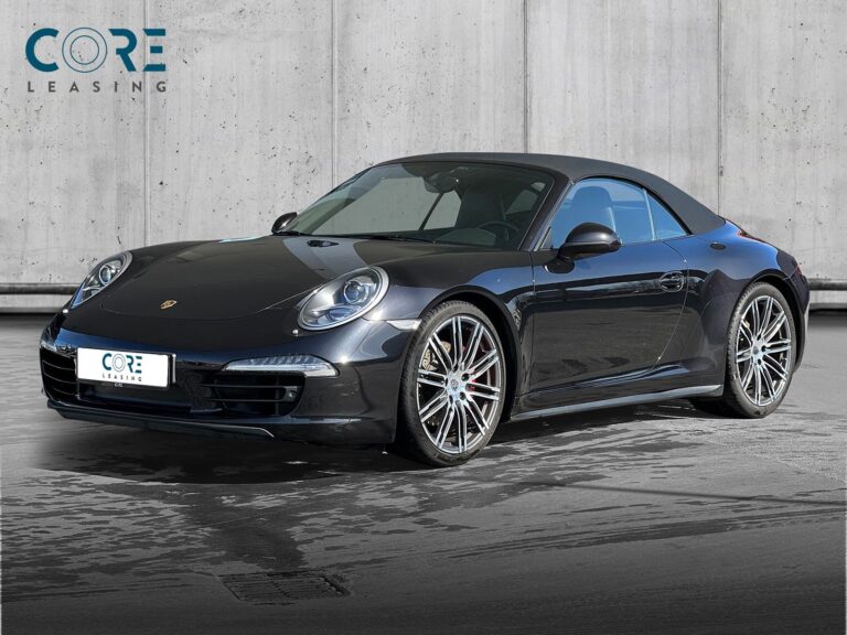 Sortmetal Porsche 911 Carrera 4S Cabriolet PDK fra 2013 parkeret foran en betonmur. CORE Leasing A/S er eksperter i Porsche leasing.
