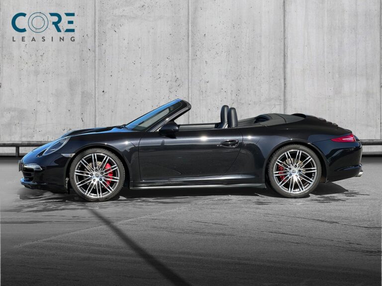 Sortmetal Porsche 911 Carrera 4S Cabriolet PDK fra 2013 parkeret foran en betonmur. CORE Leasing A/S er eksperter i Porsche leasing.