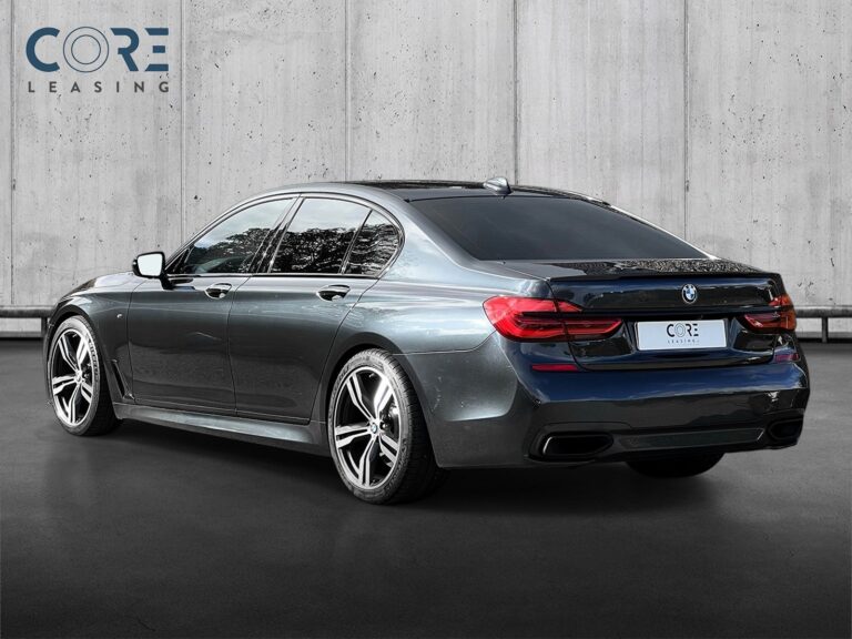 Sortmetal BMW 740i M-Sport aut. fra 2018 parkeret foran en betonmur. CORE Leasing A/S er eksperter i BMW leasing.