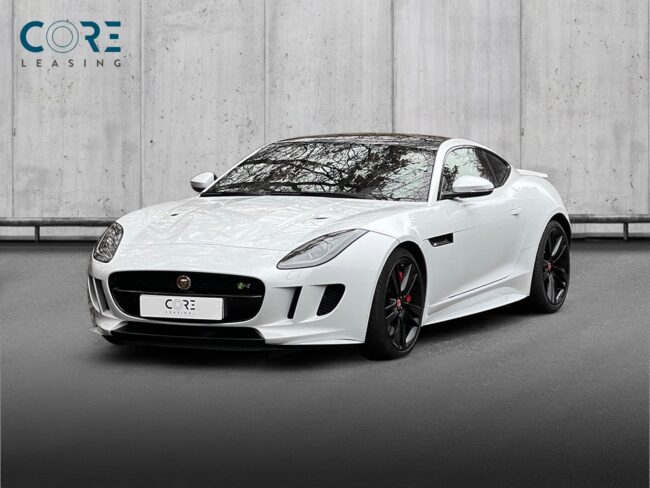 Hvidmetal Jaguar F-Type S/C R Coupé aut. AWD fra 2016 parkeret foran en betonmur. CORE Leasing A/S er eksperter i Jaguar leasing.