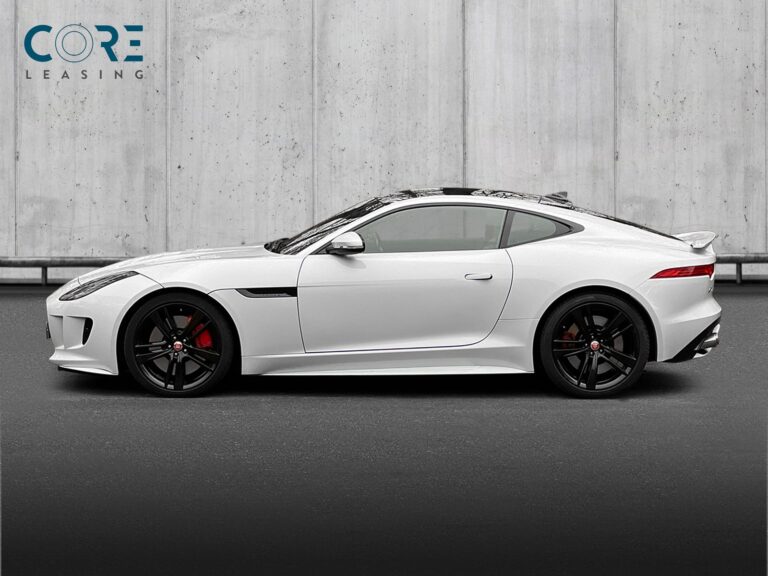 Hvidmetal Jaguar F-Type S/C R Coupé aut. AWD fra 2016 parkeret foran en betonmur. CORE Leasing A/S er eksperter i Jaguar leasing.