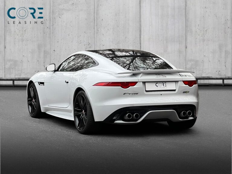 Hvidmetal Jaguar F-Type S/C R Coupé aut. AWD fra 2016 parkeret foran en betonmur. CORE Leasing A/S er eksperter i Jaguar leasing.