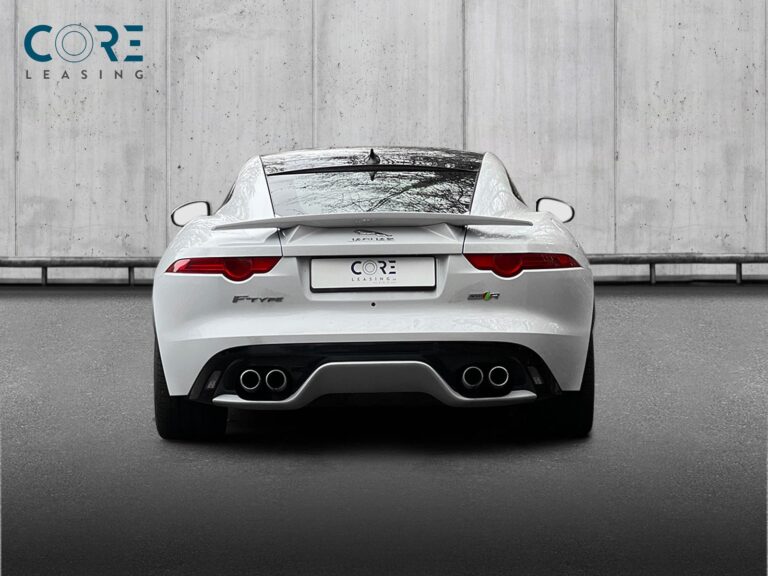 Hvidmetal Jaguar F-Type S/C R Coupé aut. AWD fra 2016 parkeret foran en betonmur. CORE Leasing A/S er eksperter i Jaguar leasing.