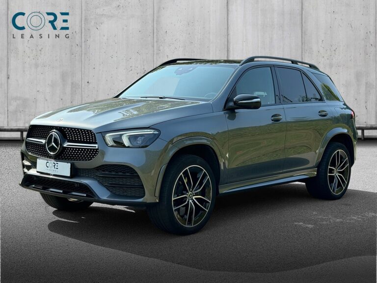Gråmetal Mercedes GLE350 de AMG Line aut. 4Matic fra 2021 parkeret foran en betonmur. CORE Leasing A/S er eksperter i Mercedes leasing.