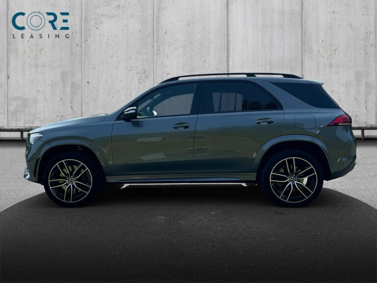 Gråmetal Mercedes GLE350 de AMG Line aut. 4Matic fra 2021 parkeret foran en betonmur. CORE Leasing A/S er eksperter i Mercedes leasing.