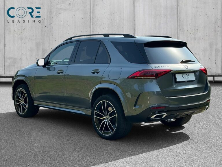 Gråmetal Mercedes GLE350 de AMG Line aut. 4Matic fra 2021 parkeret foran en betonmur. CORE Leasing A/S er eksperter i Mercedes leasing.