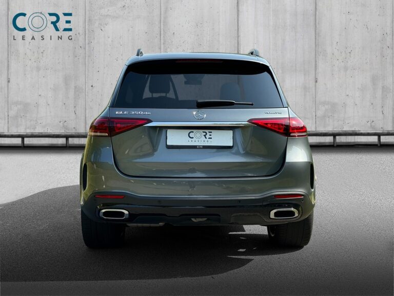 Gråmetal Mercedes GLE350 de AMG Line aut. 4Matic fra 2021 parkeret foran en betonmur. CORE Leasing A/S er eksperter i Mercedes leasing.