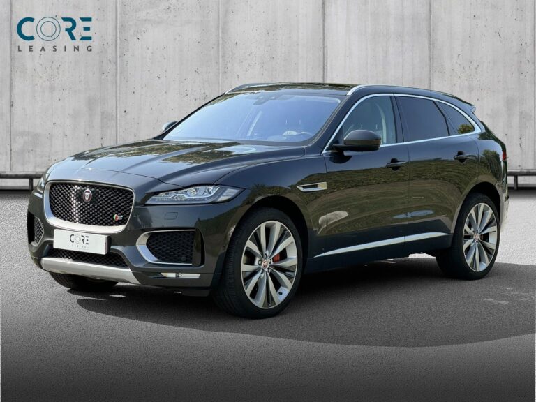 Gråmetal Jaguar F-Pace D300 S aut. AWD fra 2017 parkeret foran en betonmur. CORE Leasing A/S er eksperter i Jaguar leasing.