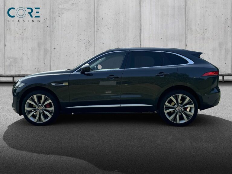 Gråmetal Jaguar F-Pace D300 S aut. AWD fra 2017 parkeret foran en betonmur. CORE Leasing A/S er eksperter i Jaguar leasing.