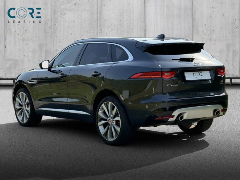 Gråmetal Jaguar F-Pace D300 S aut. AWD fra 2017 parkeret foran en betonmur. CORE Leasing A/S er eksperter i Jaguar leasing.