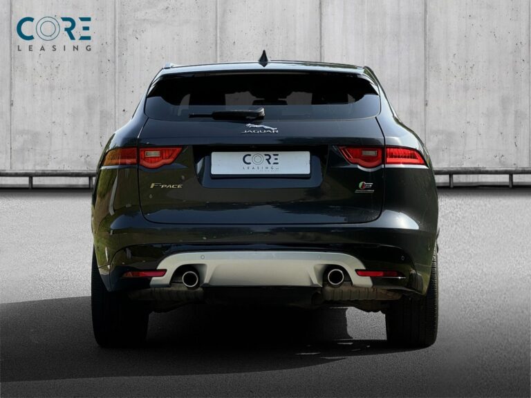 Gråmetal Jaguar F-Pace D300 S aut. AWD fra 2017 parkeret foran en betonmur. CORE Leasing A/S er eksperter i Jaguar leasing.