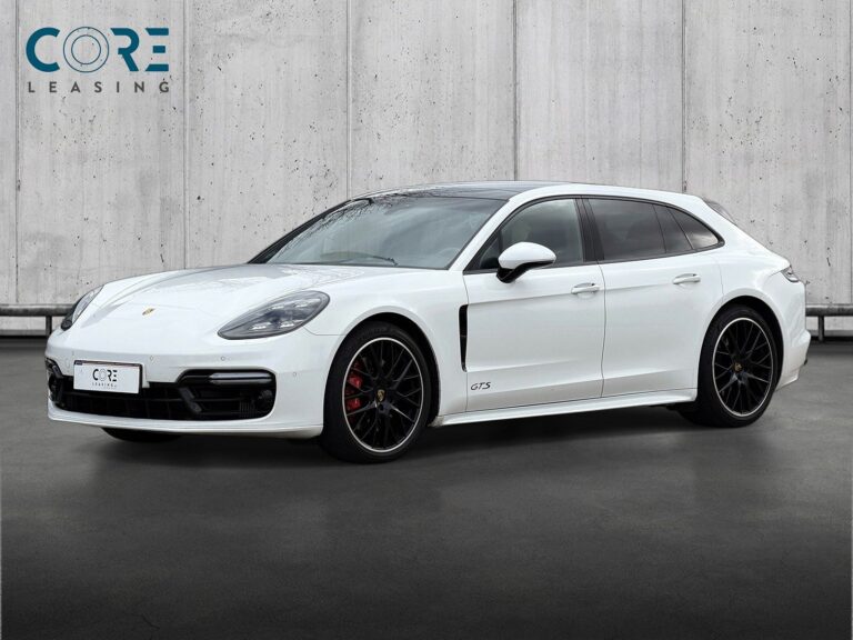Hvid Porsche Panamera GTS Sport Turismo PDK fra 2020 parkeret foran en betonmur. CORE Leasing A/S er eksperter i Porsche leasing.