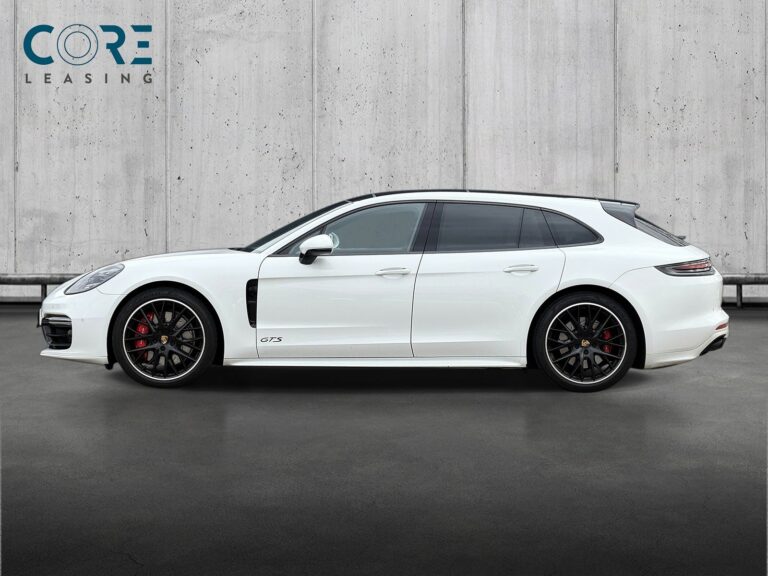Hvid Porsche Panamera GTS Sport Turismo PDK fra 2020 parkeret foran en betonmur. CORE Leasing A/S er eksperter i Porsche leasing.